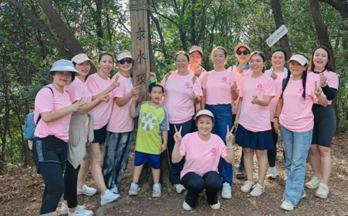 興千田集團(tuán)女職工參加興富社區(qū)“健步新征程，巾幗綻芳華”徒步活動(dòng)2